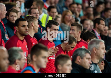 Cardiff UK. Mardi, 10 Septembre 2013 Photo : Gareth Bale (L) regarde sur le banc avec des coéquipiers. Re : Pays de Galles V France, de qualification de la Coupe du Monde au Cardiff City Stadium, Cardiff, Pays de Galles : Crédit D Legakis/Alamy Live News Banque D'Images