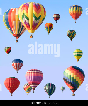 Les ballons à air chaud organisé autour de bord du cadre laissant de l'espace du texte dans le centre de blue sky Banque D'Images