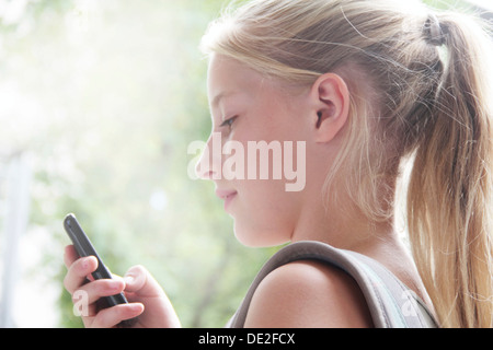 Girl looking at smartphone Banque D'Images