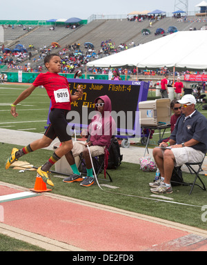 Ypsilanti, Michigan - Garçons saut en compétition durant les compétitions d'athlétisme à l'AAU Jeux Olympiques Junior. Banque D'Images