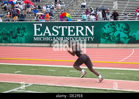 Ypsilanti, Michigan - Garçons saut en compétition durant les compétitions d'athlétisme à l'AAU Jeux Olympiques Junior. Banque D'Images