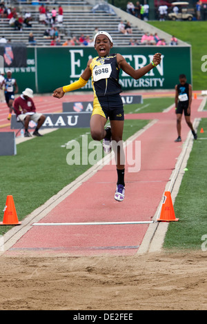 Ypsilanti, Michigan - Garçons saut en compétition durant les compétitions d'athlétisme à l'AAU Jeux Olympiques Junior. Banque D'Images