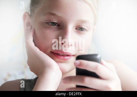 Girl looking at smartphone Banque D'Images