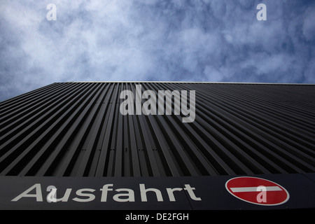 Ausfahrt, Allemand pour la sortie, et aucun signe d'entrée, sur la façade d'un parking, à la recherche jusqu'à la sky Banque D'Images