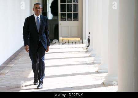 Washington, DC, USA. 10e Août, 2013. Le président des États-Unis Barack Obama promenades le long de la colonnade de la Maison Blanche de la résidence pour le Bureau Ovale pour démarrer sa journée le 10 septembre 2013 à Washington, DC. Credit : Kristoffer Tripplaar / Piscine via CNP Crédit : afp photo alliance/Alamy Live News Banque D'Images