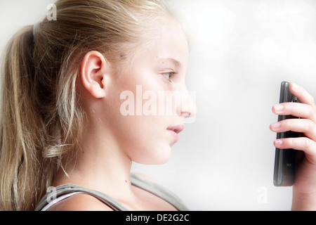 Girl looking at smartphone Banque D'Images