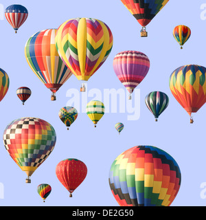 Un groupe de colorful ballons à air chaud à travers un ciel bleu flottant. L'image est parfaitement raccordable. Banque D'Images