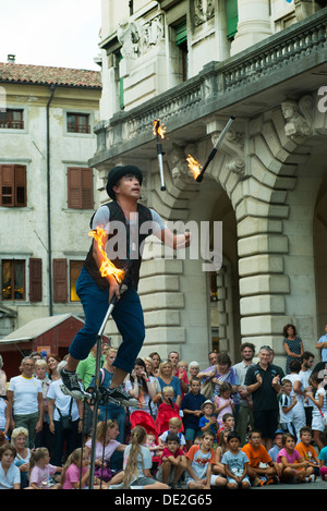 Les artistes de rue montrent à Udine Banque D'Images