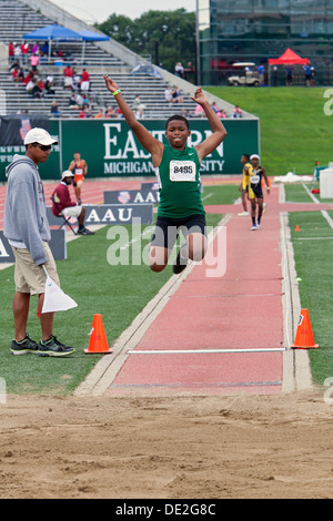 Ypsilanti, Michigan - Garçons saut en compétition durant les compétitions d'athlétisme à l'AAU Jeux Olympiques Junior. Banque D'Images