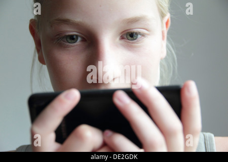 Girl looking at smartphone Banque D'Images