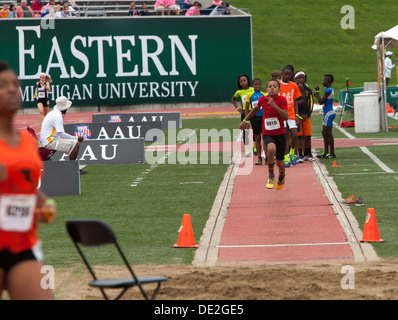 Ypsilanti, Michigan - Garçons saut en compétition durant les compétitions d'athlétisme à l'AAU Jeux Olympiques Junior. Banque D'Images