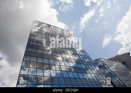 Siège de la Banque Alpha de Windows avec des nuages reflétée sur windows dans la ville de Bucarest, Roumanie. Banque D'Images