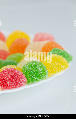 Gelée de fruits bonbons colorés sur une plaque blanche. Banque D'Images