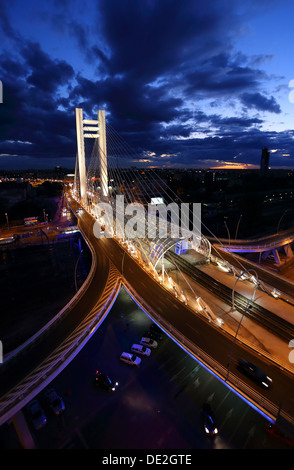 Basarab bridge au crépuscule dans la ville de Bucarest Banque D'Images