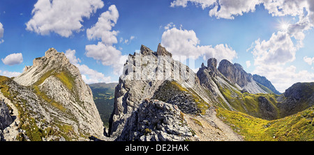 Vue panoramique sur la montagne, Villnoesstal Aferer Geisler, vallée de la province de Bolzano-Bozen, Italie, Europe Banque D'Images