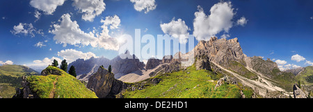 Vue panoramique à 360° de la haute route des dolomites près de Wasserscharte, gorges et Montagnes Puez Geisler montagnes à l'arrière Banque D'Images