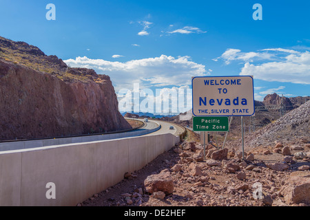 Bienvenue à l'Arizona et le Nevada le Nevada state line par le Barrage Hoover. Un fuseau horaire du Pacifique signe est au-dessous. Banque D'Images