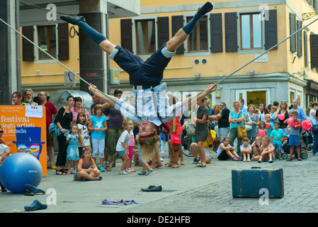 Les artistes de rue montrent à Udine Banque D'Images