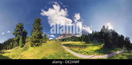 Vue panoramique 360° du sentier Adolf Munkel Weg, avec la montagne et de l'Villnoesstal Geisler valley Banque D'Images