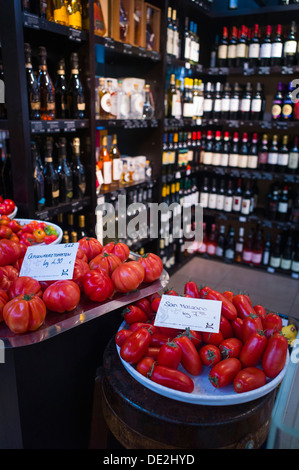 Les tomates et le vin Markthalle Stuttgart Baden-Württemberg, Allemagne Banque D'Images