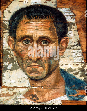 Portrait d'un homme d'âge moyen dans un manteau bleu, maman Romano-Egyptian portrait, fin du 1er siècle. Artiste : Inconnu Banque D'Images