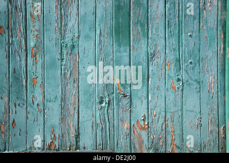 Peint en turquoise, weathered barrière en bois avec de la peinture Banque D'Images