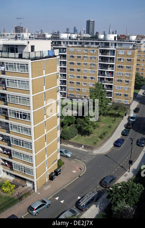 Regardant vers le bas sur une partie de la Churchill Gardens Estate, Pimlico, Londres - multi étages avec espace vert entre les deux. Banque D'Images