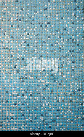 Mur de mosaïque avec de petits carreaux turquoise et blanc dans une piscine Banque D'Images