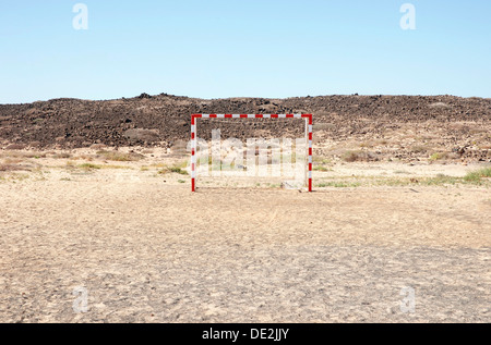 But de football sur un terrain sablonneux, Caleta de Caballo, Lanzarote, îles Canaries, Espagne Banque D'Images