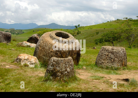 L'archéologie, la pierre ancienne bols dans le paysage, Jar Site 1, Phu Hai Hin Salato, Plaine des Jarres, près de Phonsavan Banque D'Images