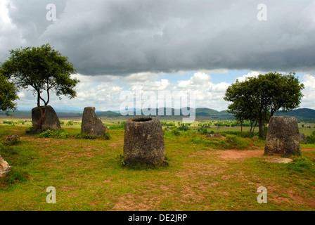 L'archéologie, la pierre ancienne bols dans le paysage, Jar Site 2, Phu Hai Hin Salato, Plaine des Jarres, près de Phonsavan Banque D'Images