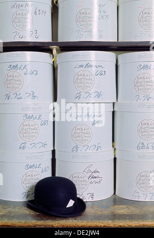 Chapeau melon et hatboxes, Lock & Co, chapeliers, St James's Street, Londres, 1968. Artiste : Tony Evans Banque D'Images