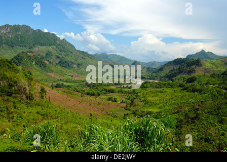 Paysage vert avec des vallées et montagnes, rivière Nam Ou à Ban Houay Kan, province de Luang Prabang, Laos, Asie du Sud, Asie Banque D'Images