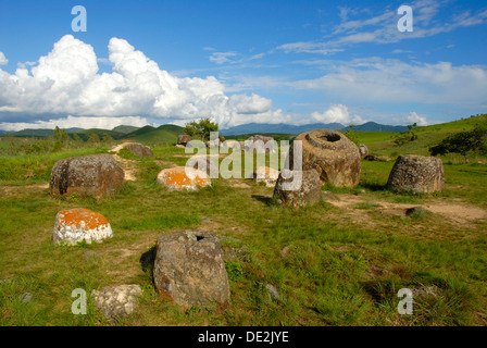 L'archéologie, l'ancienne grande pierre jars dans le paysage, Site 1 Jar, Thong Hai Hin, Plaine des Jarres, près de Phonsavan Banque D'Images