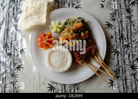 Restaurant, Indonesian food, Nasi Campur avec sate de bâton et de riz, et Krupuk, crevettes crackers, Ubud, Bali, Indonésie Banque D'Images