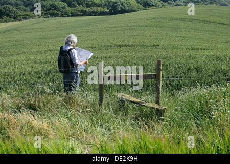 Où est le chemin ? Un sentier tracé, marqué tout droit sur le montant, par le biais d'un domaine couvert par les cultures. East Sussex. Banque D'Images