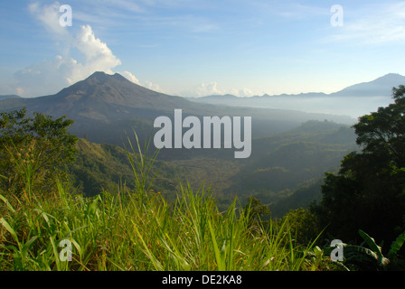 Paysage de montagne, volcan éteint Batur et le lac, vue de Penelokan, Bali, Indonésie, Asie du Sud, Asie Banque D'Images