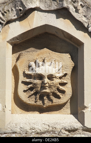 Bien sur le côté face de l'Hôtel de Ville de Banbury, High Street, Banbury, Oxfordshire. Banque D'Images