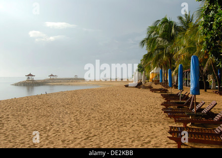 Longue plage de sable avec chaises longues, la plage de Sanur, Bali, Indonésie, Asie du Sud, Asie Banque D'Images