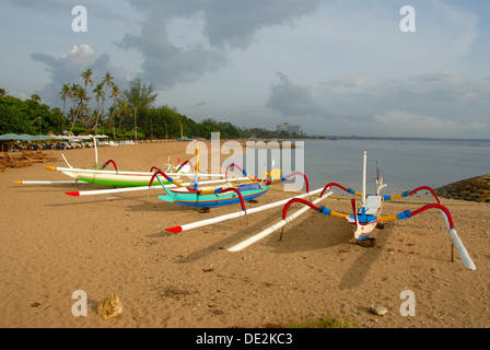 Les bateaux de pêche de stabilisateurs, plage de Sanur, Bali, Indonésie, Asie du Sud, Asie Banque D'Images