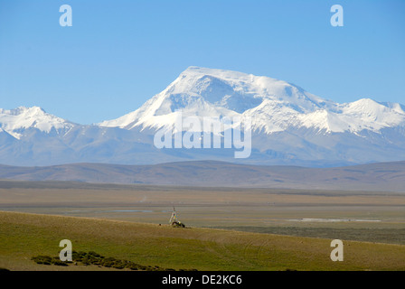 Vaste plateau et montagne couverte de neige de Gurla Mandhata, Broad Peak, 7694 mètres d'altitude, l'ouest du Tibet, Himalaya Banque D'Images