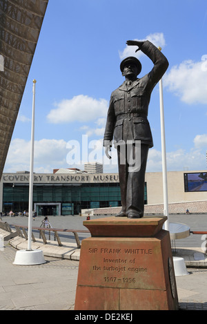 Statue de Sir Frank Whittle, l'inventeur de l'turboréacteurs, en face de la Coventry Transport Museum, sur Milennium Square, UK Banque D'Images