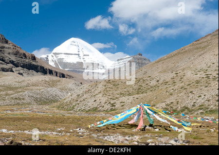 Le bouddhisme tibétain, les drapeaux de prières colorés, sainte couverte de neige Mont Kailash, Gang Rinpoche, montagne face sud avec une fente, Banque D'Images