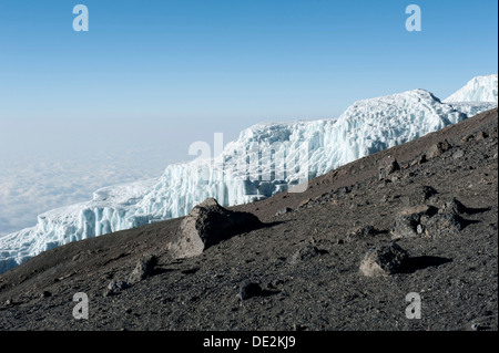 La glace, Rebmann Glacier sur le bord du cratère du Kibo, sommet du pic Uhuru, volcan éteint, le Mont Kilimanjaro National Park Banque D'Images