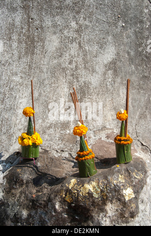 Le bouddhisme Theravada, offrandes religieuses à un mur, que Chomsi sur le mont Phu Si, province de Luang Prabang, Laos, Asie du sud-est Banque D'Images