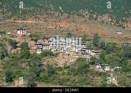 Typique village construit sur une colline près de Wangdue Phodrang près de Punakha, Himalaya, Royaume du Bhoutan, l'Asie du Sud, Asie Banque D'Images