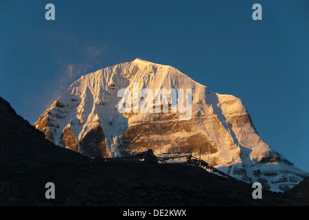 Le bouddhisme tibétain, snow-capped Mont Kailash ou Gang Rinpoche, sentier des pèlerins, Kora, Ngari, Gang-Tise Montagne Banque D'Images