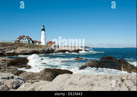 Phare, des vagues se brisant sur les rochers, Portland Head Light, Cape Elizabeth, Portland, Maine, New England, USA, Amérique du Nord
