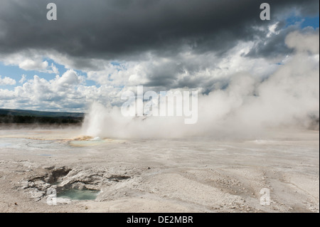 Geyser, source chaude, vapeur, clepsydre, Geyser Geyser Basin, Parc National de Yellowstone, Wyoming, USA Banque D'Images