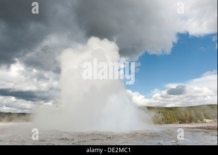 Geyser, Hot spring, éruption, vapeur, clepsydre, Geyser Geyser Basin, Parc National de Yellowstone, Wyoming, USA Banque D'Images